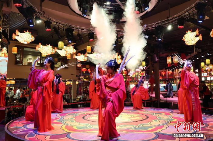 淄博烧烤新添“第四件套” 沉浸式剧场为城市“续热”