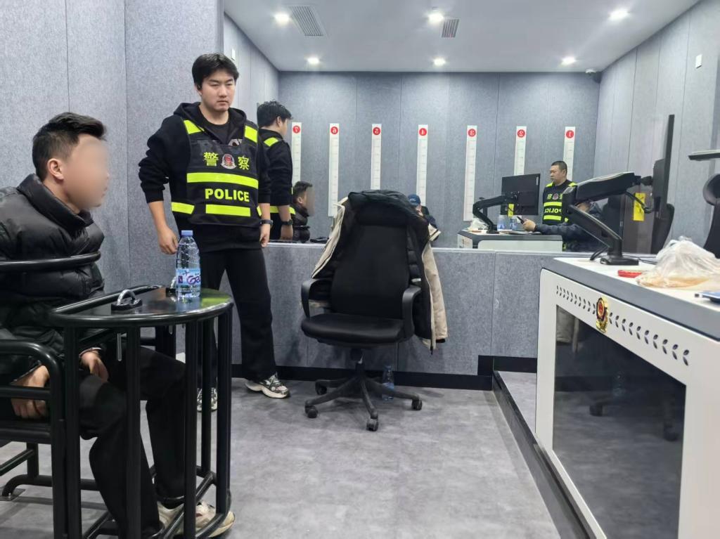 新华调查丨利用AI抓热点,炮制“爆款”博流量——起底新型网络“水军”犯罪手法