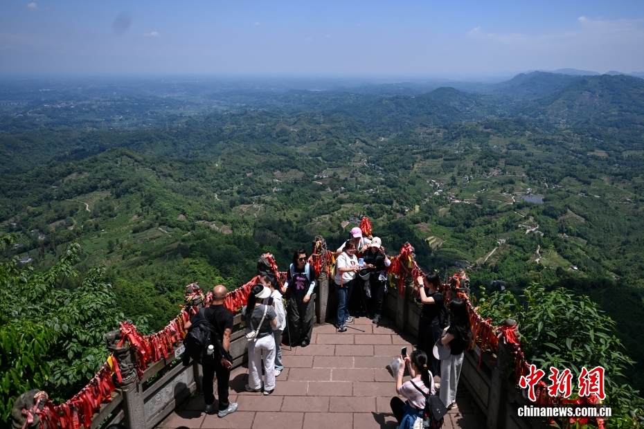 五一假期接近尾声 各大景区热度不减