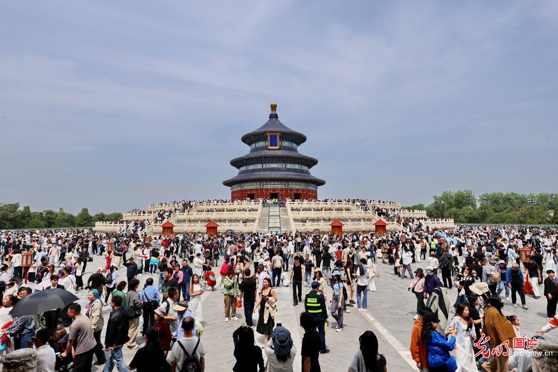 北京公园“五一”假期接待游客超千万人次 颐和园人气最旺
