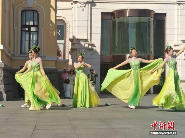 百年阳台奏响中外旋律 游客冰城街头邂逅“国际范儿”的浪漫