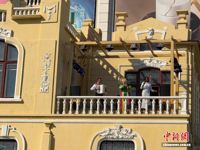 百年阳台奏响中外旋律 游客冰城街头邂逅“国际范儿”的浪漫