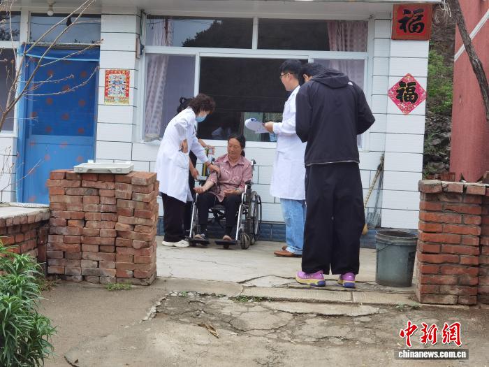 专家入户义诊,“银龄安护”打通乡村照护“最后一米”