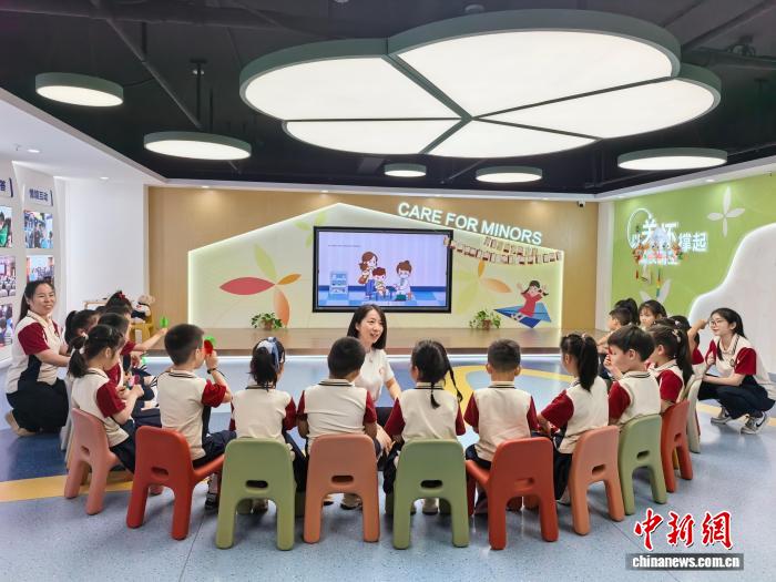 国家出台政策保障流动儿童在居住地均等化享有基本公共服务
