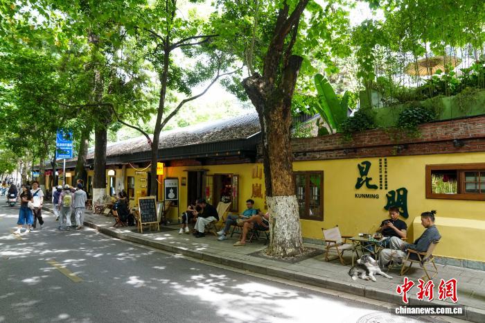 云南昆明:街头乐享咖香时光