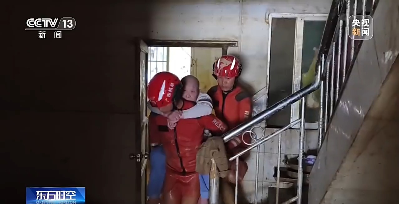 用怀抱护新生、用肩膀扛牵挂 救援中的这些瞬间太暖心