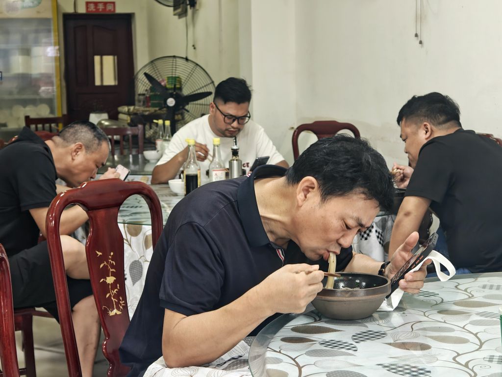 夏日寻味记丨到田里“嗦”一碗新鲜牛肉粉