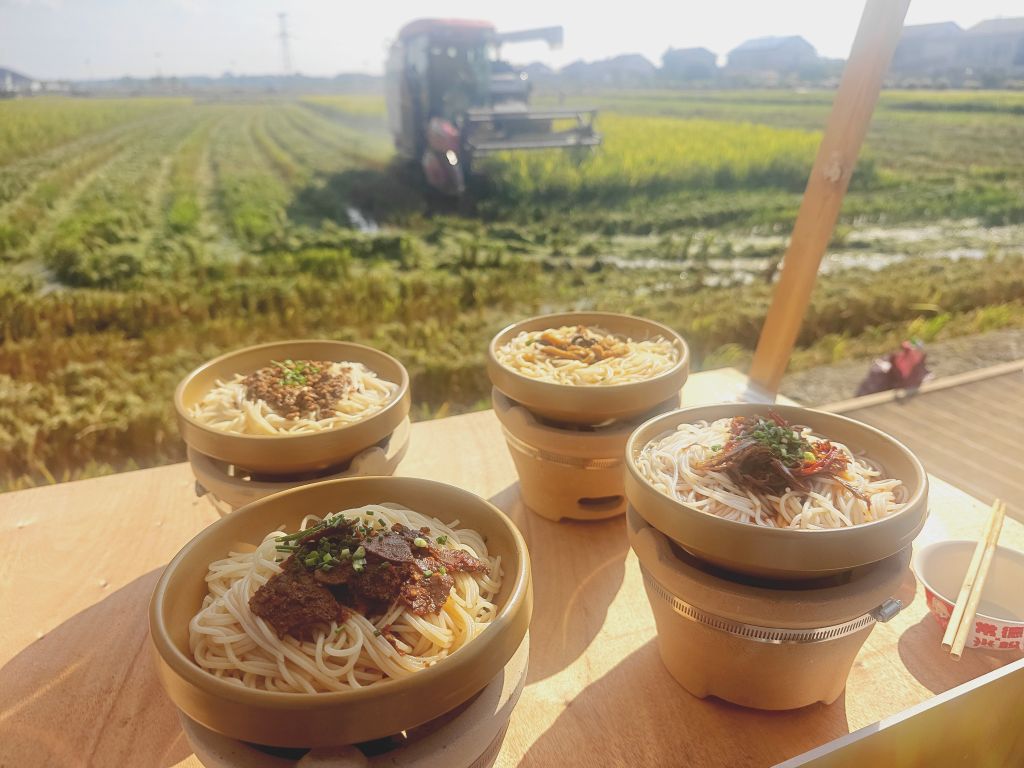 夏日寻味记丨到田里“嗦”一碗新鲜牛肉粉