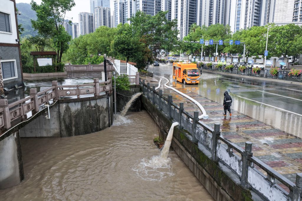 台风“白海豚”致强降雨 多地积极应对