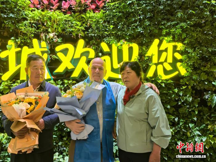 “赛考斯”与殷玉珍重逢:时隔26年的拥抱