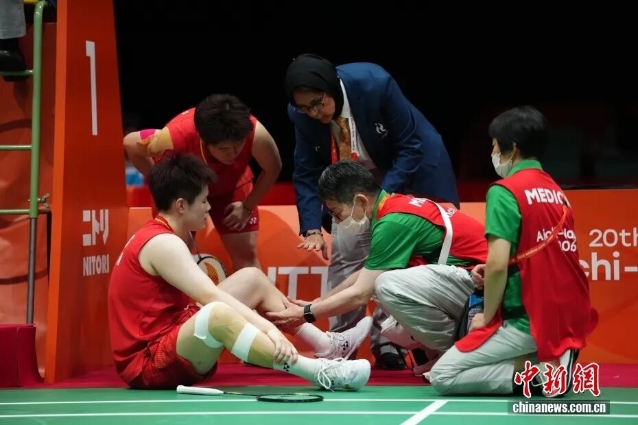 鏖战抽筋、老将坚守、对手互敬……亚运会上，那些超越胜负的动人场面