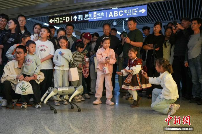 机器人走进郑州地铁站!握手、跳舞,科技感拉满