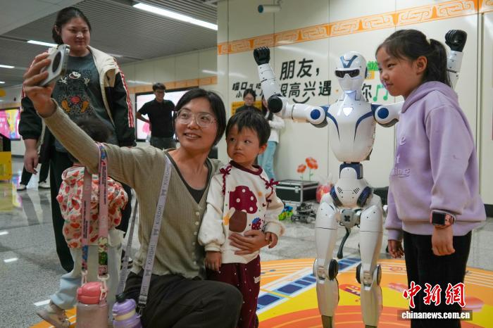 机器人走进郑州地铁站!握手、跳舞,科技感拉满