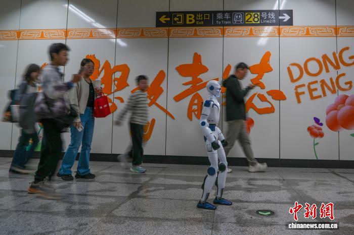 机器人走进郑州地铁站!握手、跳舞,科技感拉满
