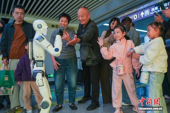 机器人走进郑州地铁站!握手、跳舞,科技感拉满