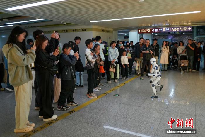 机器人走进郑州地铁站!握手、跳舞,科技感拉满