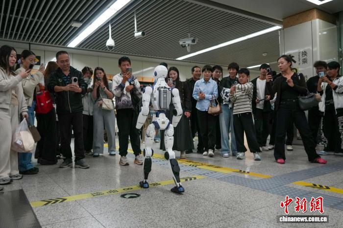机器人走进郑州地铁站!握手、跳舞,科技感拉满