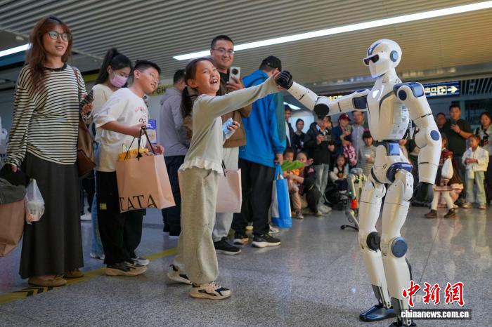 机器人走进郑州地铁站!握手、跳舞,科技感拉满