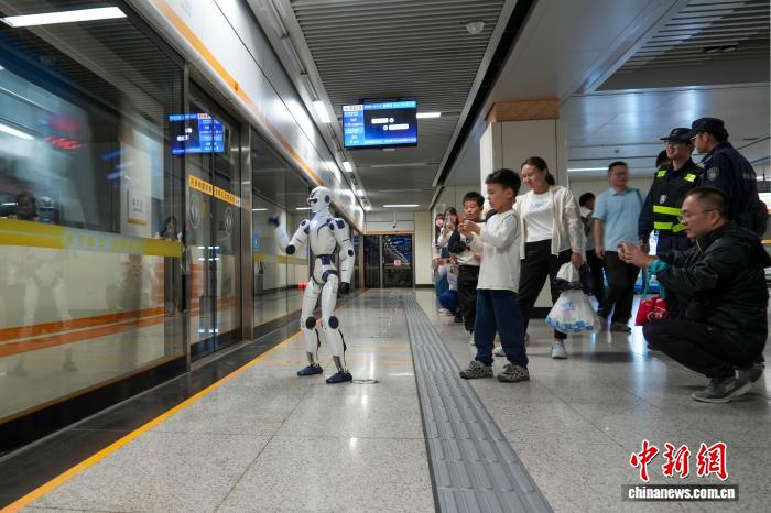 机器人走进郑州地铁站!握手、跳舞,科技感拉满