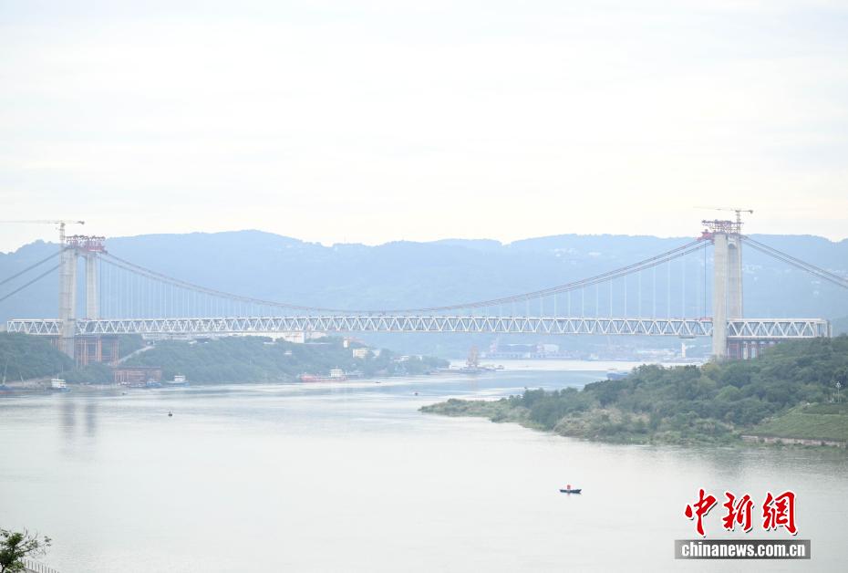 世界在建最大跨径路轨两用悬索桥实现主桥合龙