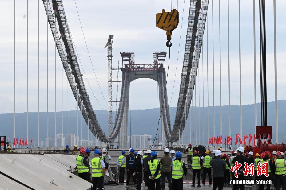 世界在建最大跨径路轨两用悬索桥实现主桥合龙
