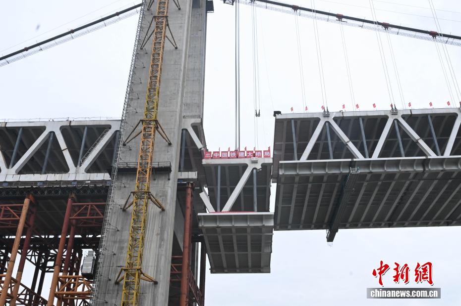 世界在建最大跨径路轨两用悬索桥实现主桥合龙