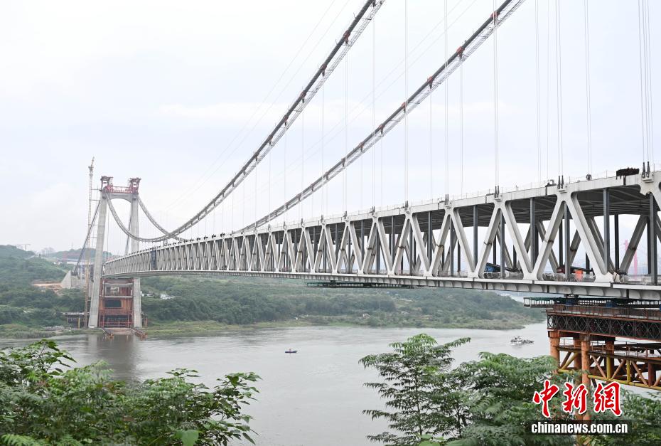 世界在建最大跨径路轨两用悬索桥实现主桥合龙