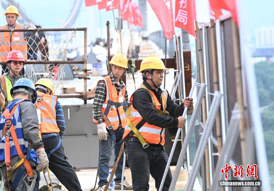 世界在建最大跨径路轨两用悬索桥实现主桥合龙