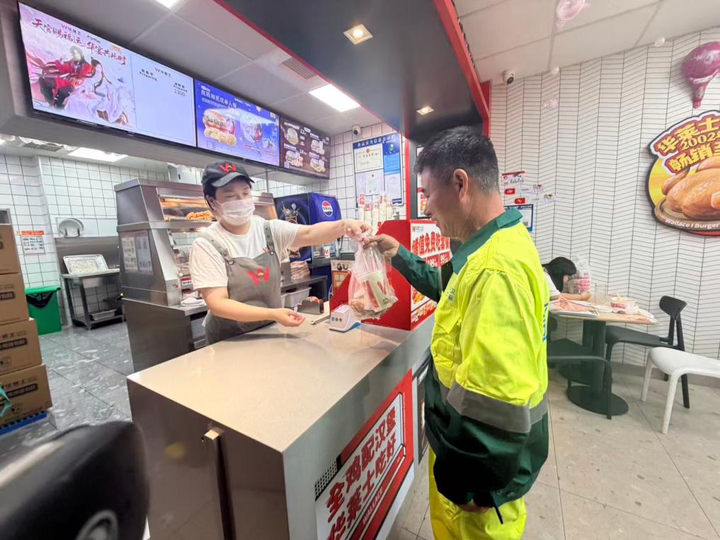 一餐热饭添暖意 苏州慈善致敬“城市美容师”