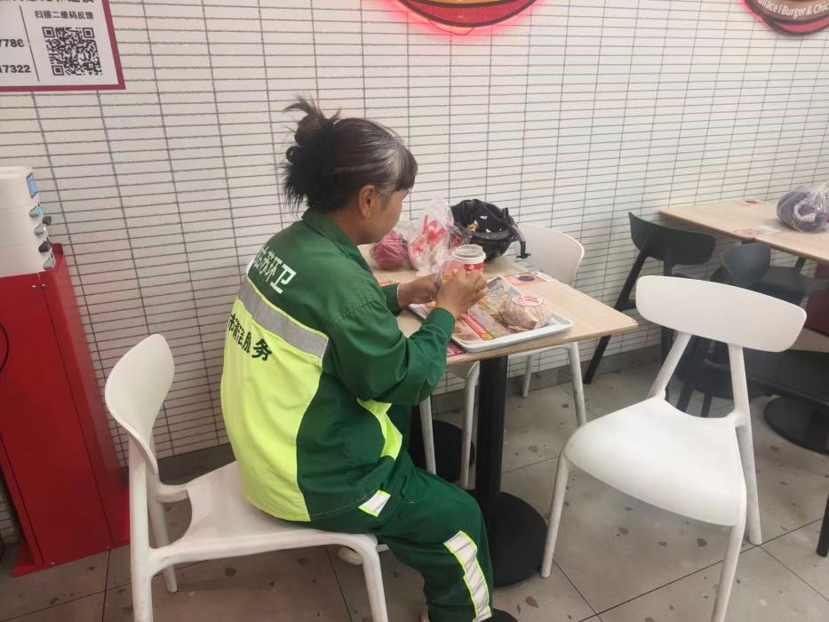 一餐热饭添暖意 苏州慈善致敬“城市美容师”