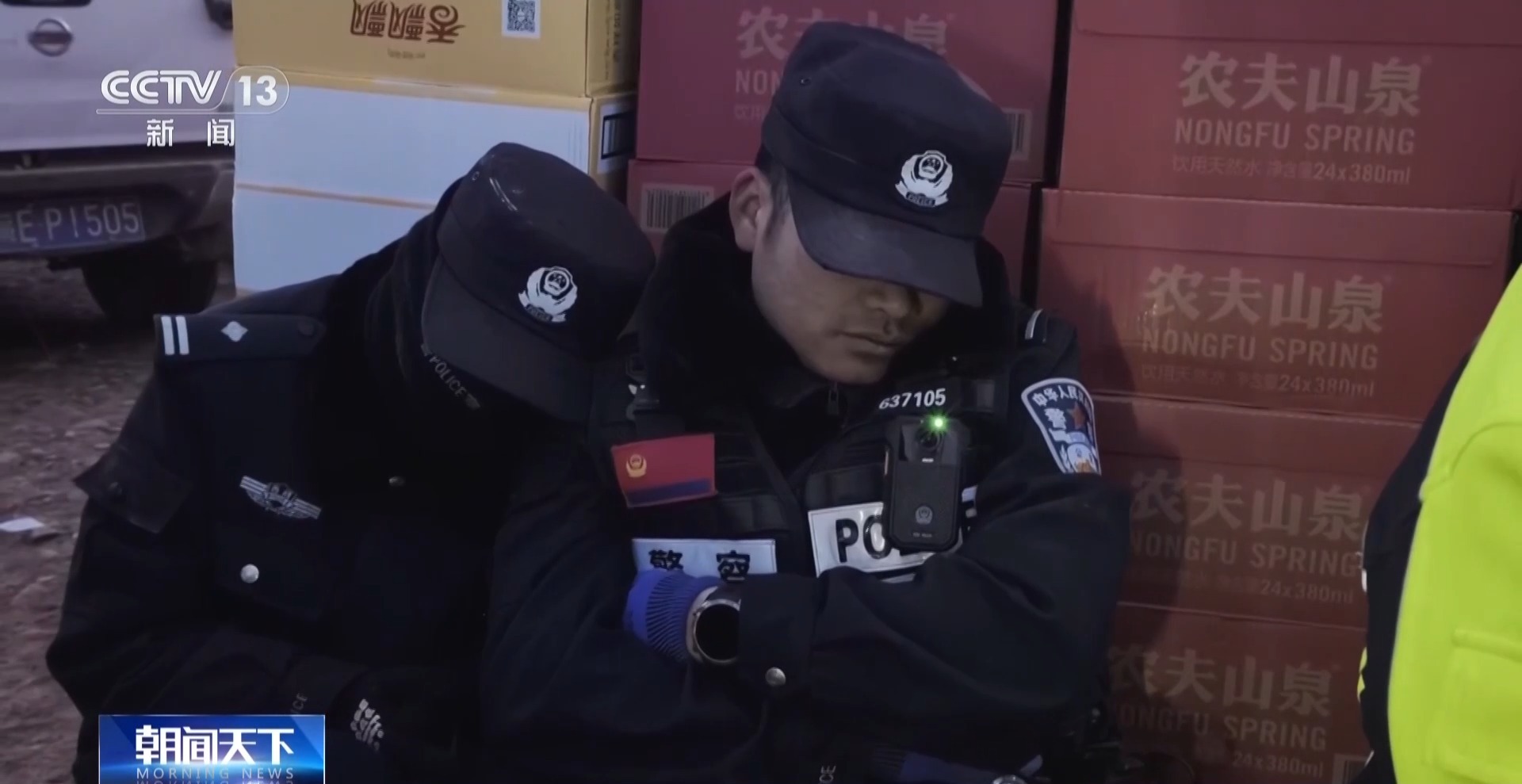 徒手搜救、路口坚守 他们守住震区物资唯一通道