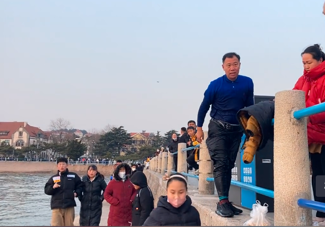 跳海救人的“蓝衣大哥”，找到了！