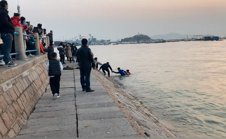 跳海救人的“蓝衣大哥”，找到了！