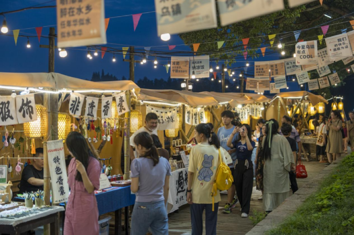 浙江乌镇：艺术集市点亮水乡夏夜