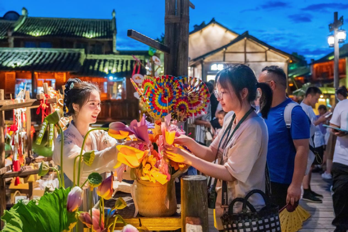 浙江乌镇：艺术集市点亮水乡夏夜