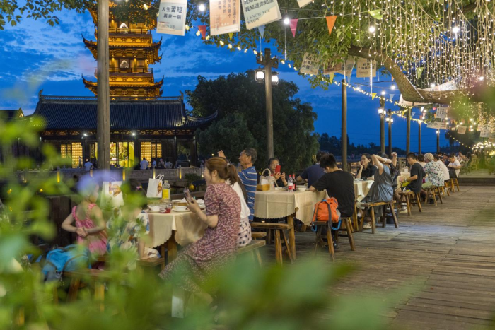 浙江乌镇：艺术集市点亮水乡夏夜