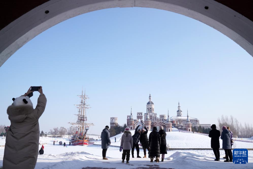 “冰城”哈尔滨：“冰雪城堡庄园”引游人