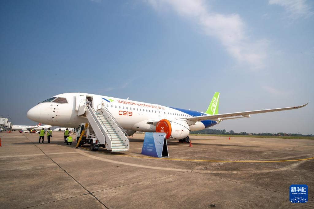 中国国产商用飞机ARJ21和C919首次亮相老挝