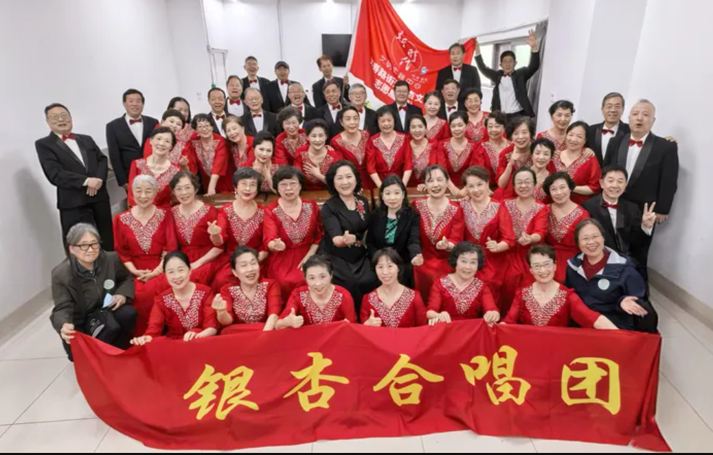 北京市海淀区万寿路街道银杏合唱团亮相北京国际电影节