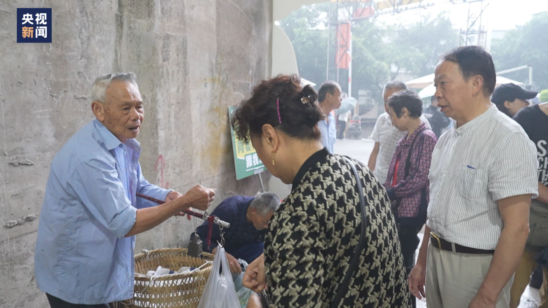 “背篓专线”迎来温暖后续：“背篓菜市”开市啦！