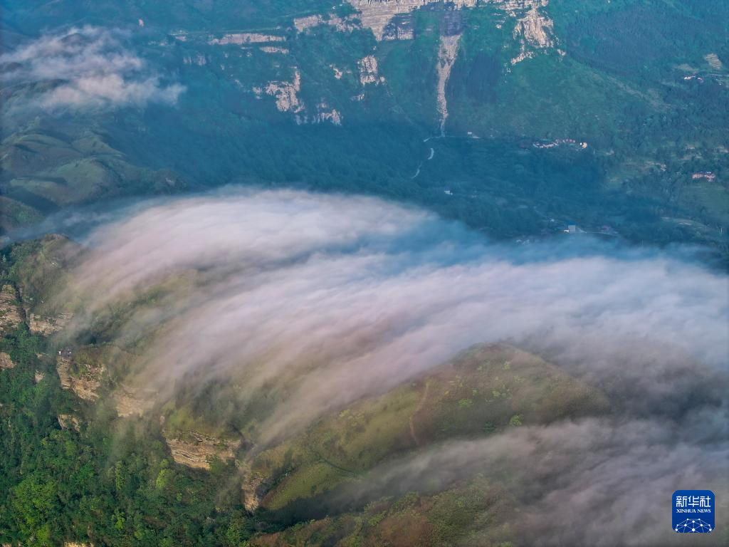 飞阅中国｜重庆金佛山：云绕山峦