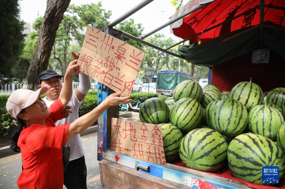 甘肃兰州：应季瓜果摊点助农增收