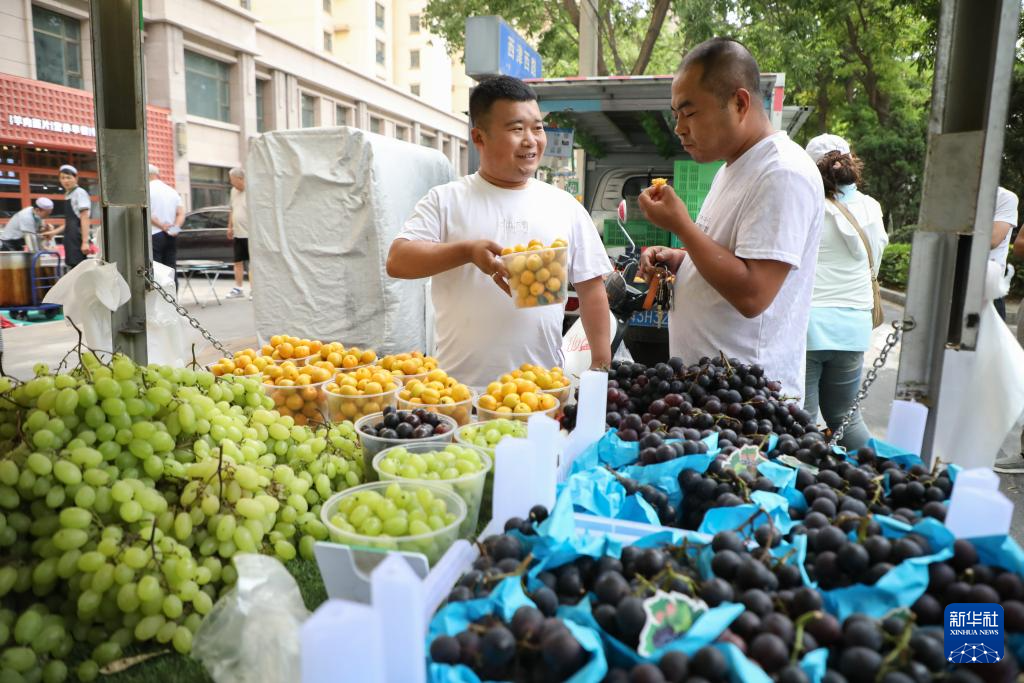 甘肃兰州：应季瓜果摊点助农增收