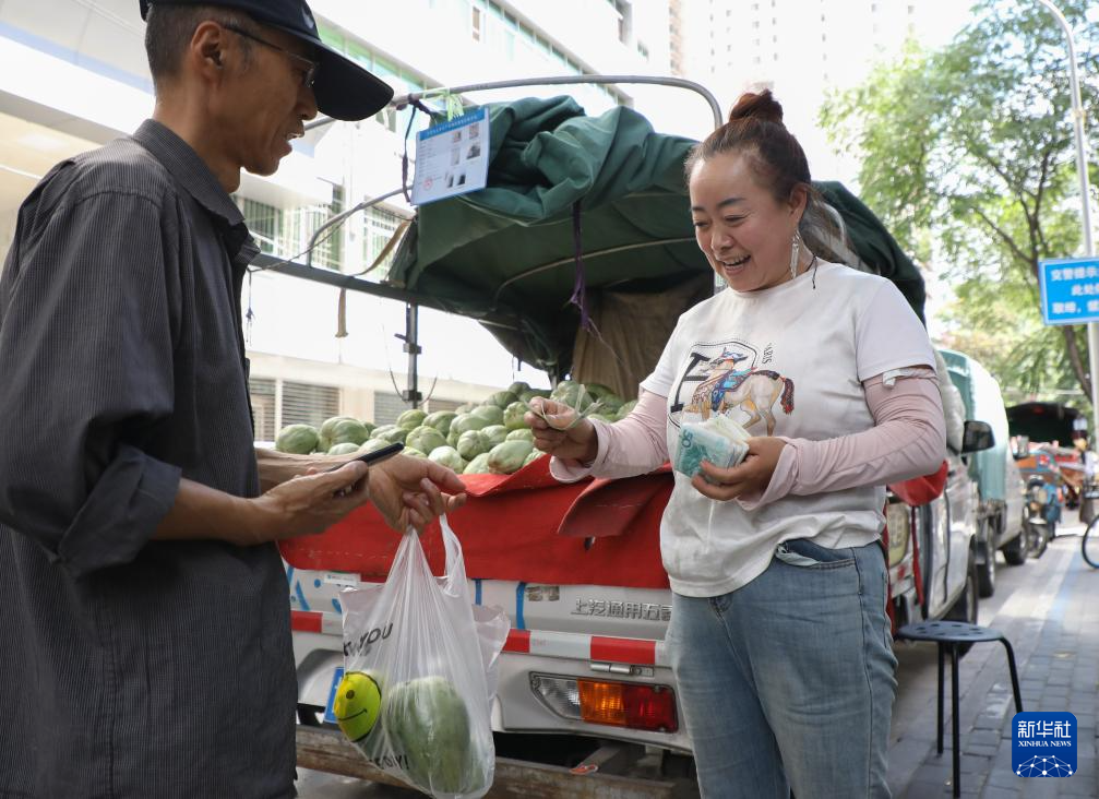 甘肃兰州：应季瓜果摊点助农增收