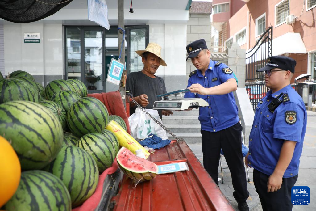 甘肃兰州：应季瓜果摊点助农增收