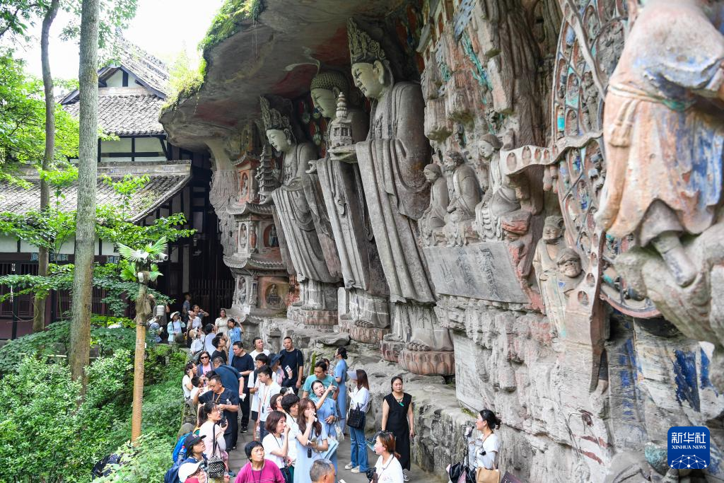 在大足石刻感受石窟艺术魅力