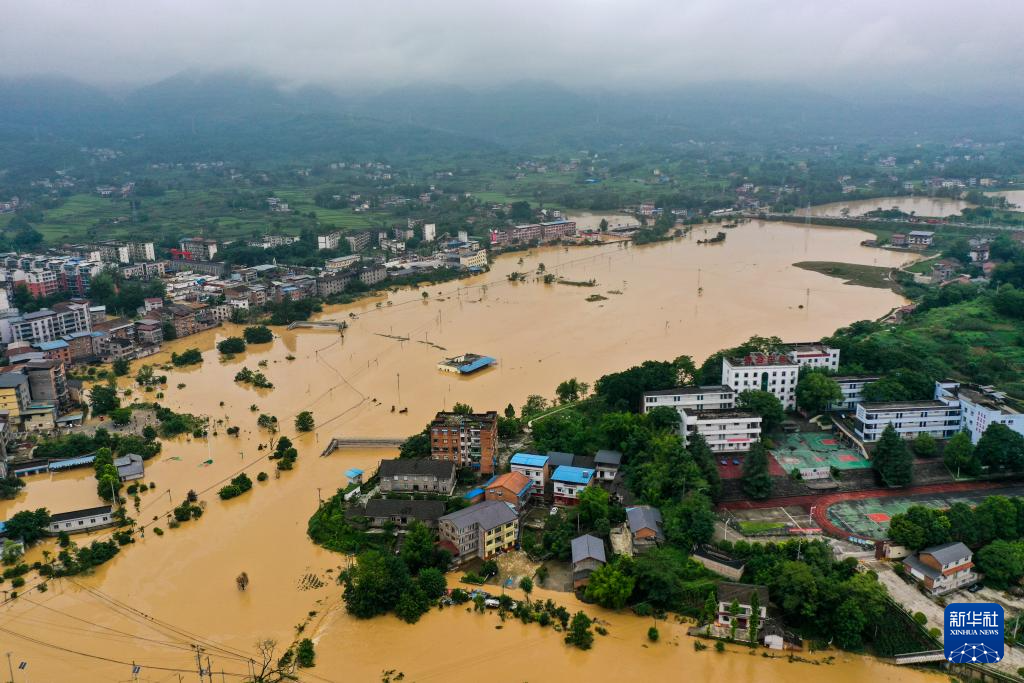 聚焦防汛抗洪｜重庆5区县降下特大暴雨 15条河流出现超警戒水位洪水