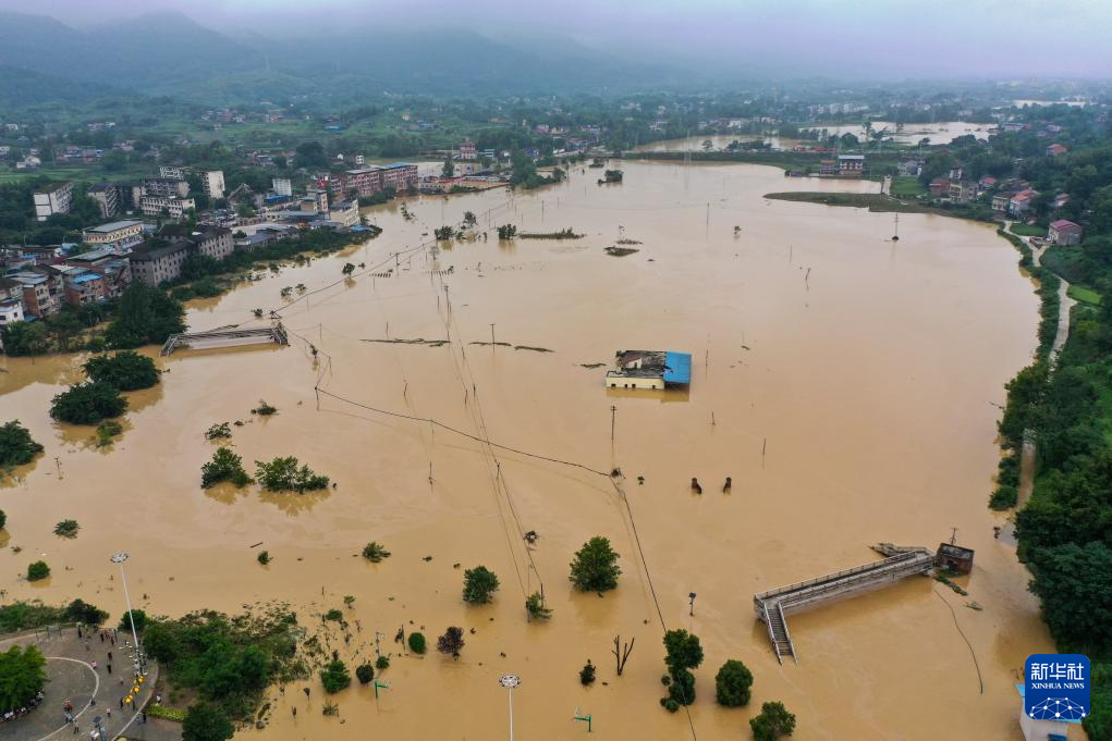 聚焦防汛抗洪｜重庆5区县降下特大暴雨 15条河流出现超警戒水位洪水