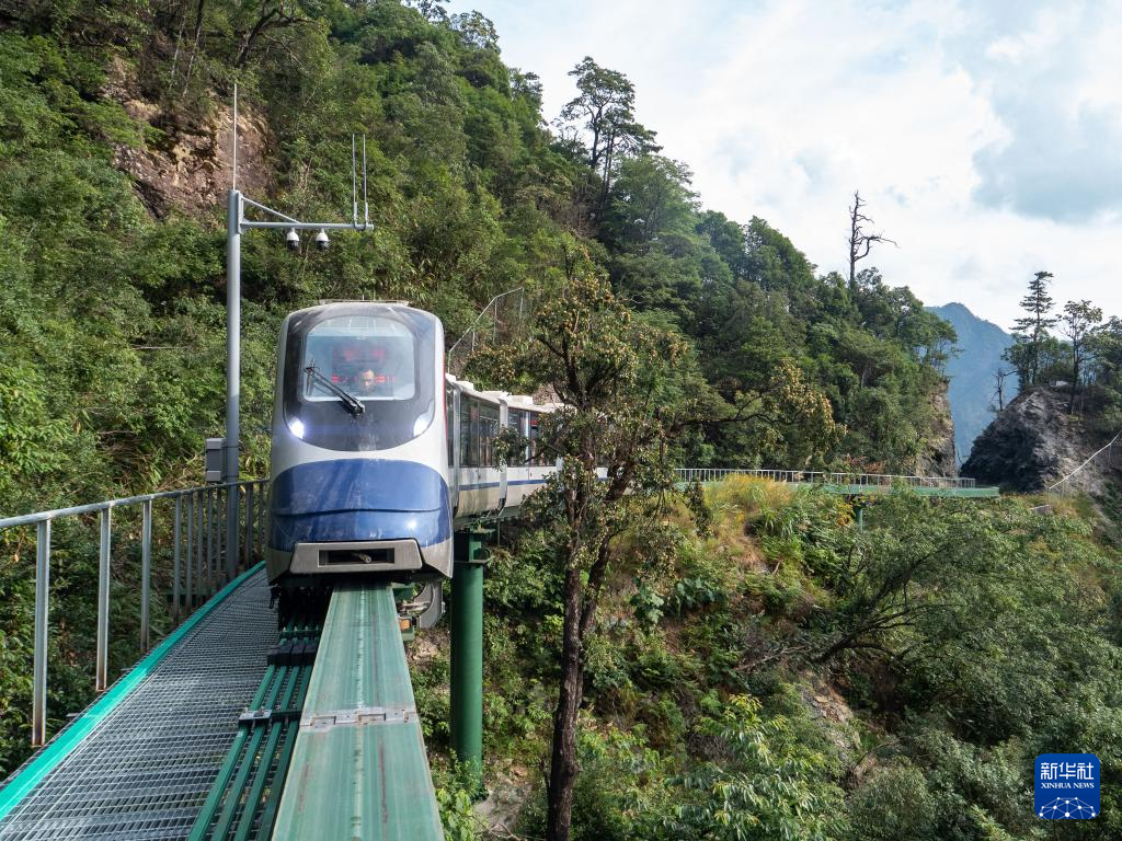 30列高山悬崖跨座式单轨游览车在江西交付