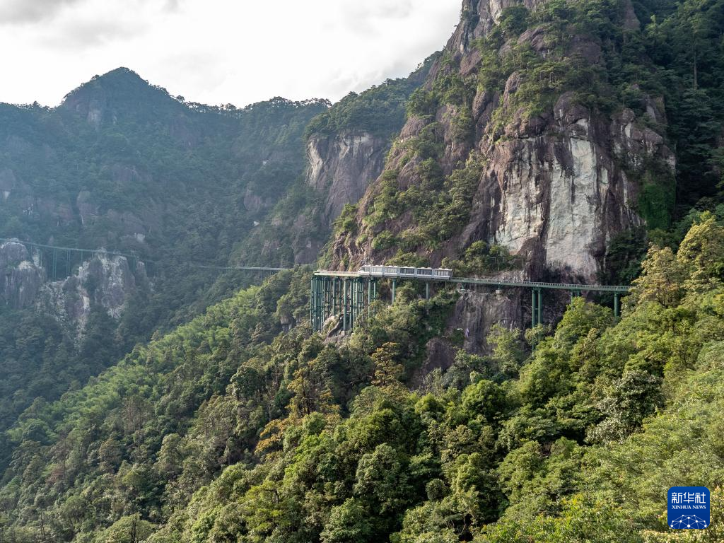 30列高山悬崖跨座式单轨游览车在江西交付